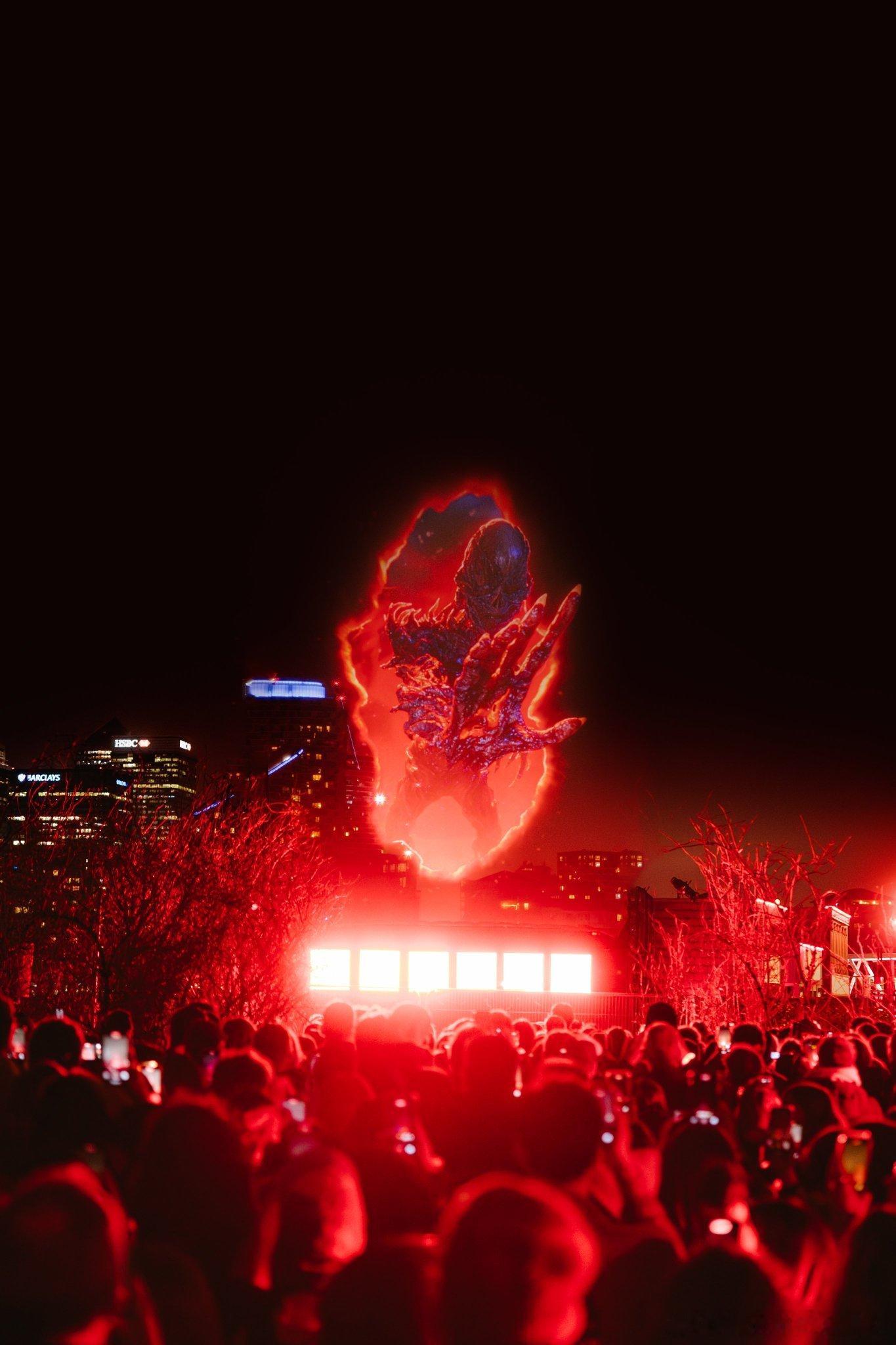 《怪奇物语》在伦敦的灯光秀，Vecna和达达突破颠倒世界的次元壁，好有压迫感 怪