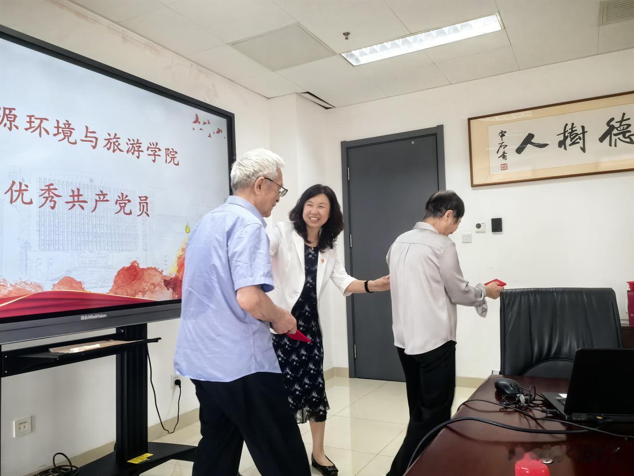 两位退休老师在岗时兢兢业业，退休后发光发热 ，被评为双年评选的优秀共产党员，受到
