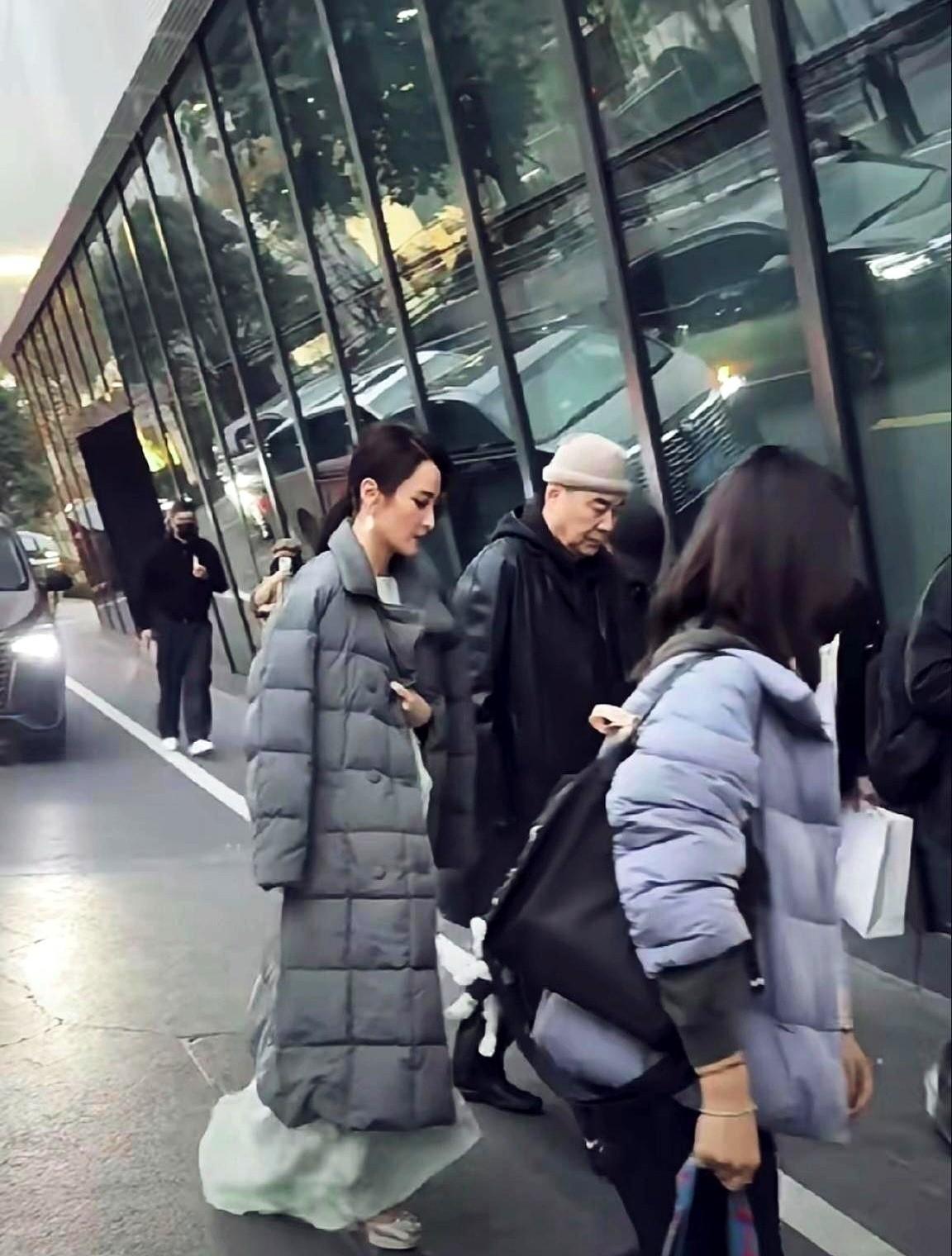 娱乐圈最恩爱的夫妻，刚刚被拍到一张“不恩爱”的照片。
狗仔镜头里，蒋勤勤裹着羽绒