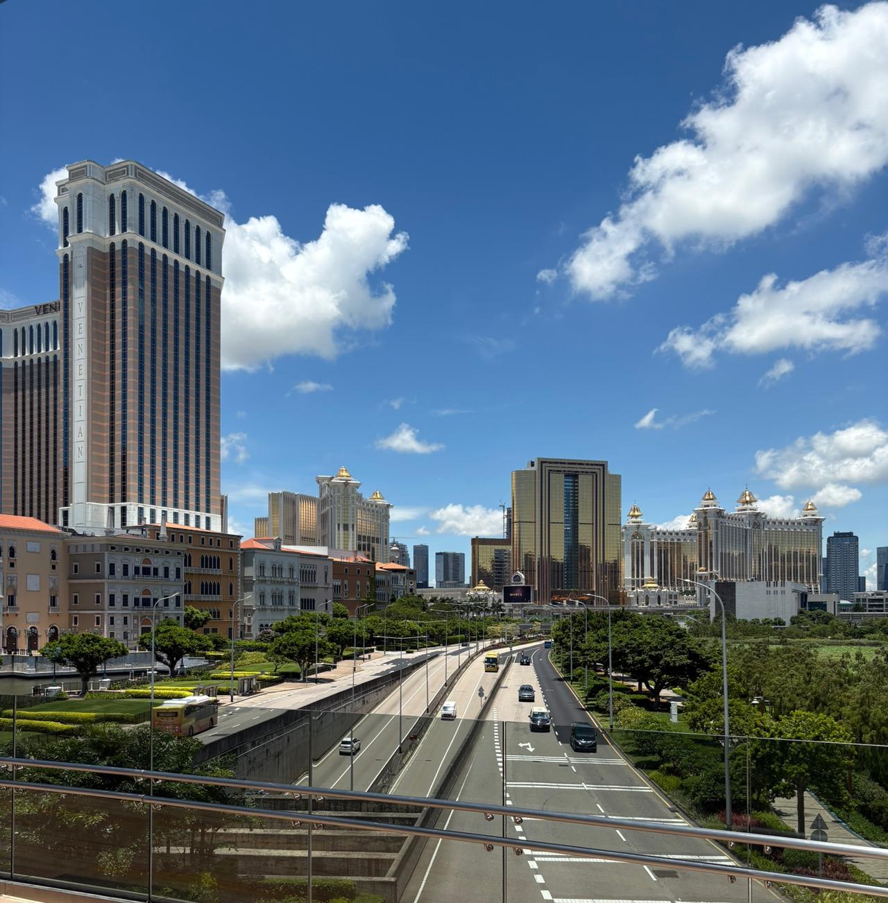 有没有发现一个问题？
就是很多别墅区里面入住率其实是很低的。

但是你问一下售楼