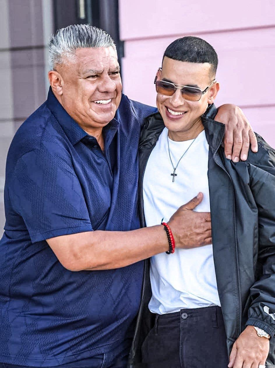 阿根廷足协主席塔皮亚和波多黎各歌手洋扬基老爹🎶 ​​​