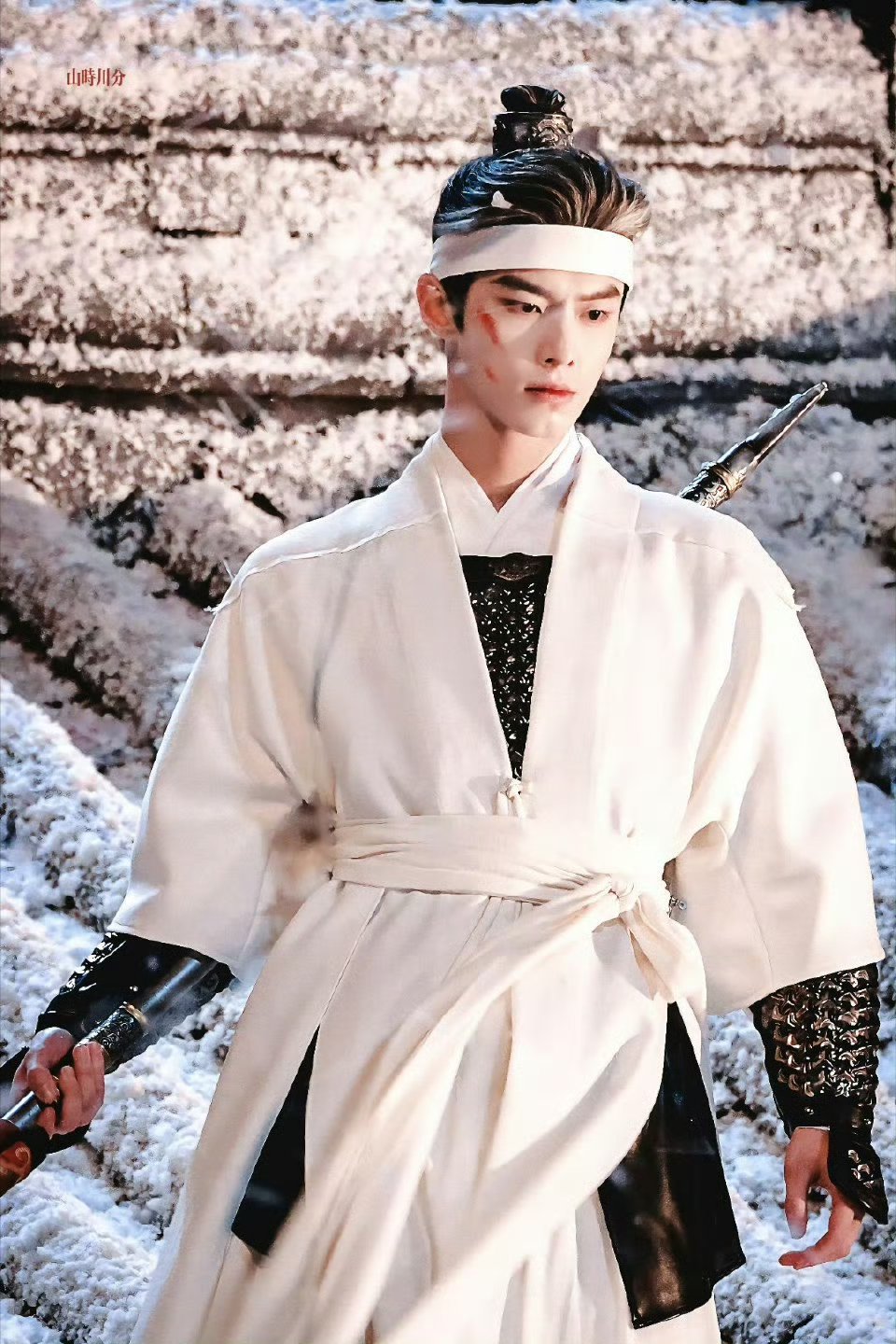 何与神图有了 何与白衣这组神图真的有了，打戏利利落落，大帅哥出神图就是这么容易！