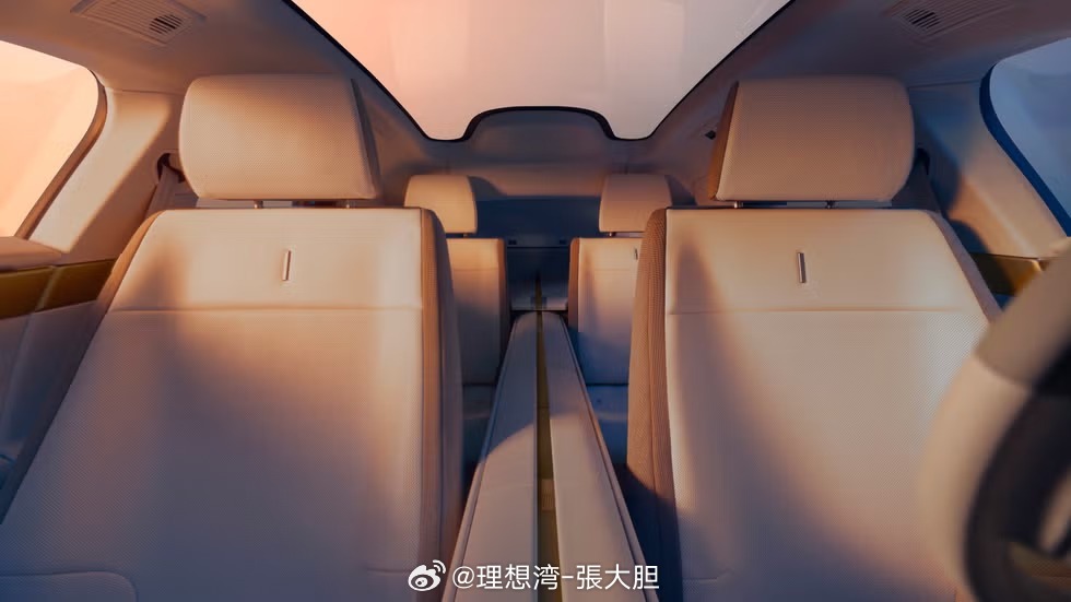捷豹 Type 01 EV 距离量产又近了一步。捷豹又布了量产版车型的内饰设计，