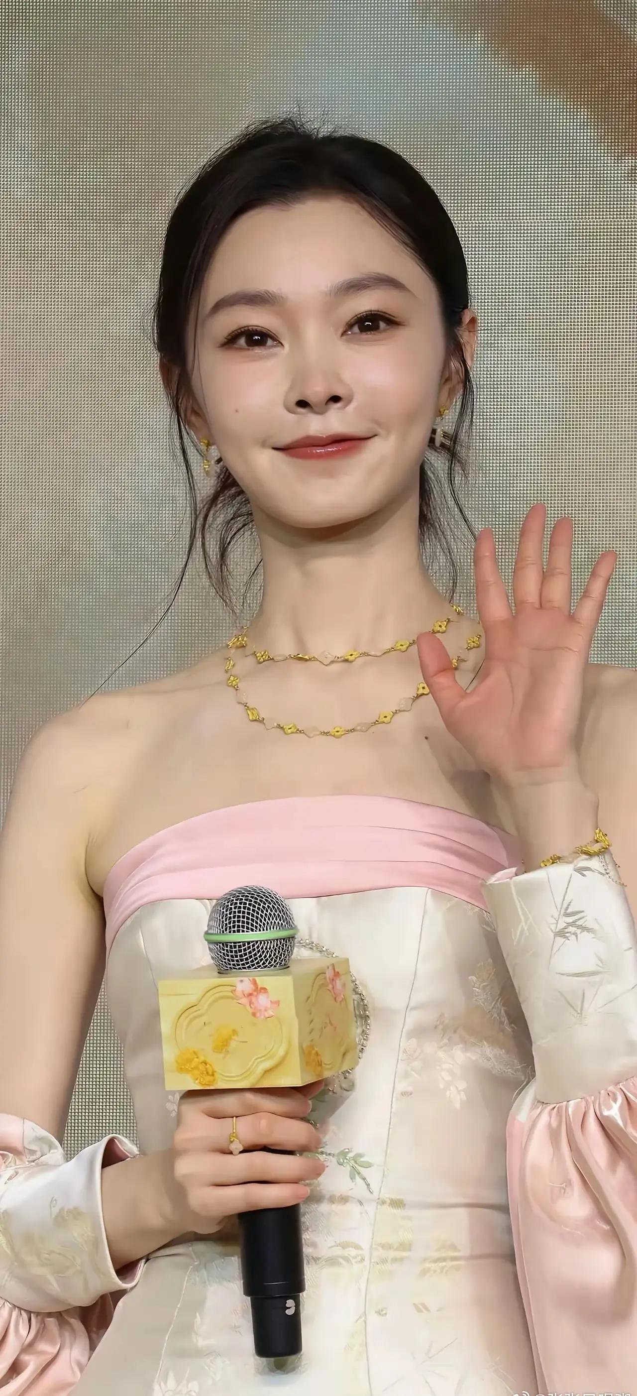 优雅仙女风，花海中的动人一瞬🌸✨