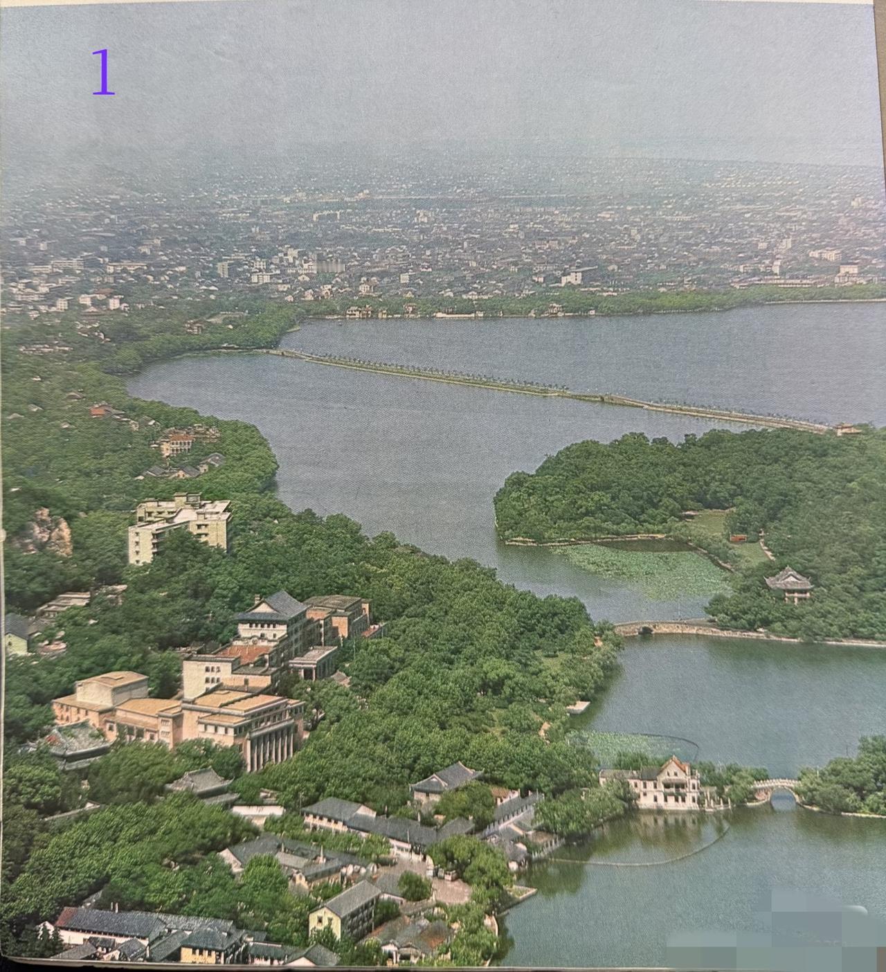 五十年前的西湖，图1；
现在的西湖，图2

有啥变化吗？[呲牙]