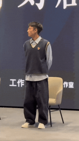 33岁张一山这状态，

这身搭配好像回到学生时代！