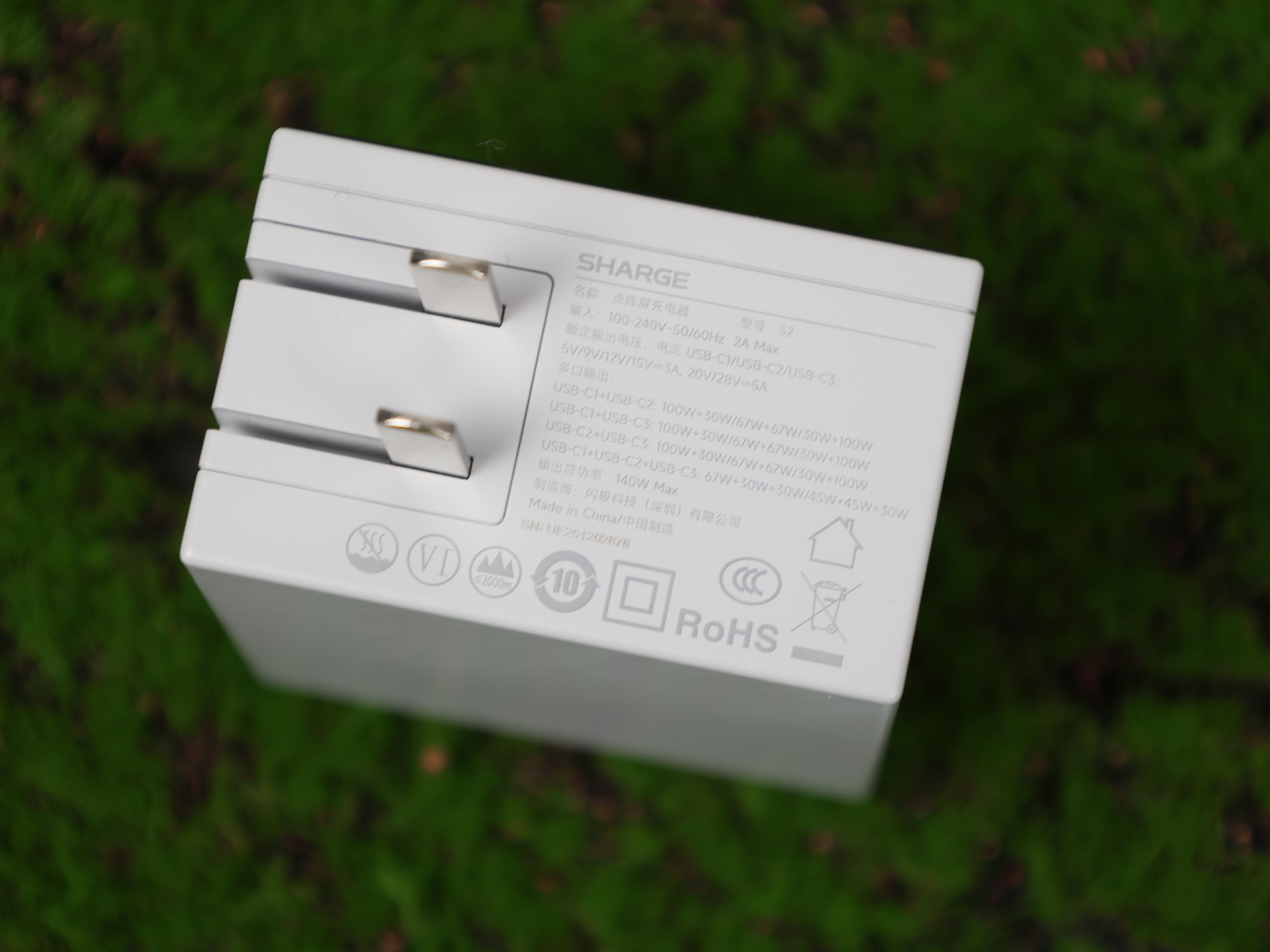 闪极点阵屏充电器140W，大家看看咋样。我感觉闪极审美很独特，有种温润感就很舒服