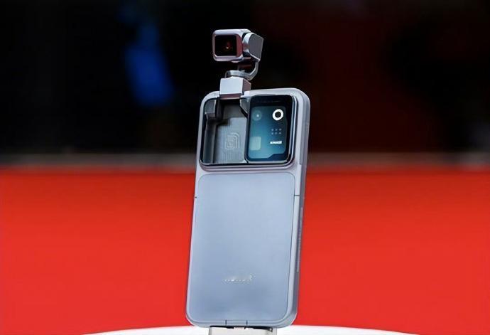 荣耀Robot Phone非常适合拍视频用户，自带云台还和阿莱合作，看有没有机会