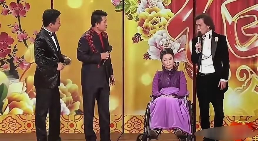 蔡明回归春晚 2013年的春晚，蔡明 李咏 朱军 毕福剑同台，十几年过去，剩下三