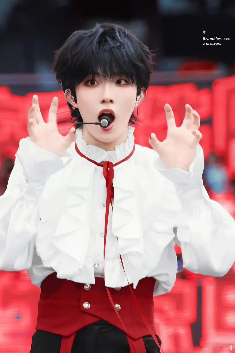 苏新皓红丝绒小蛋糕 苏新皓好百变，昨天是薄荷少年，今天是红丝绒小蛋糕，就这样可甜