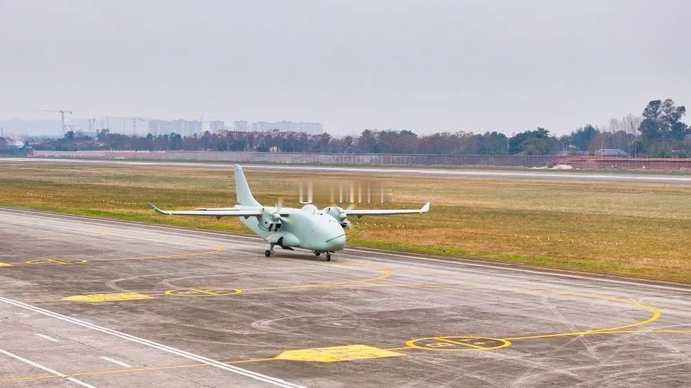 【航天彩虹】生产的全球首款混合动力无人运输机彩虹YH-1000S在重庆梁平首飞成