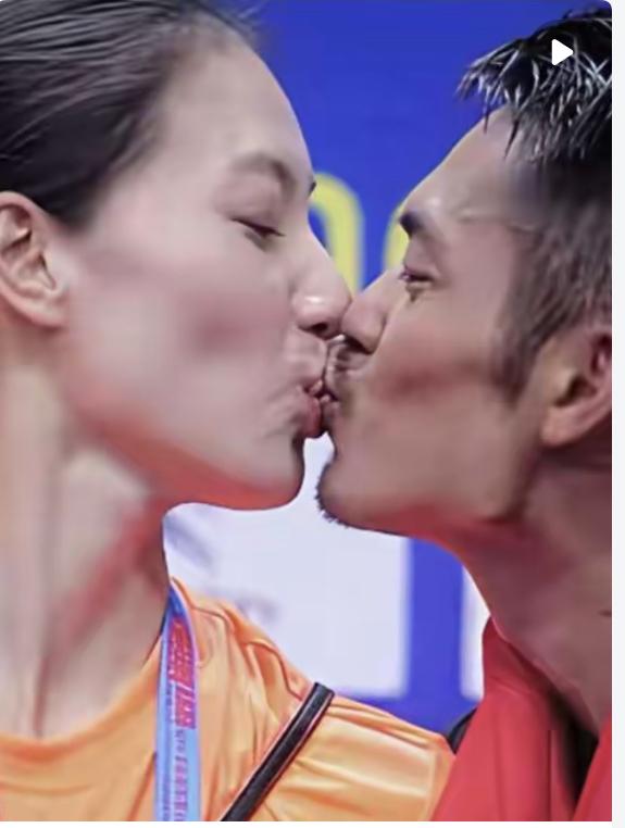 夺冠瞬间当众亲吻谢杏芳！当年林丹这一幕，轰动整个羽坛

谁还记得羽毛球赛场上那经