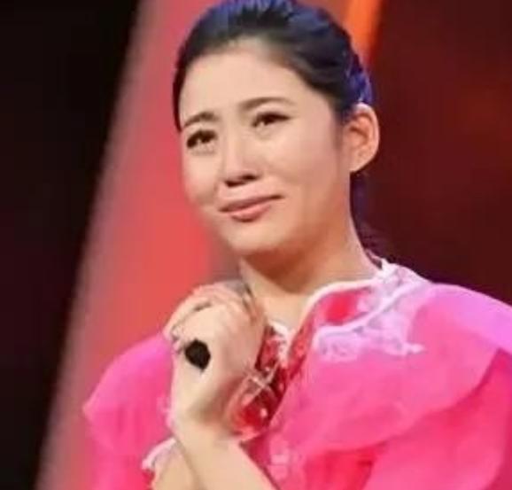 1990年，重庆36岁光棍捡到了一个女婴，不舍吃不舍喝将女孩养大，谁知，养女成年