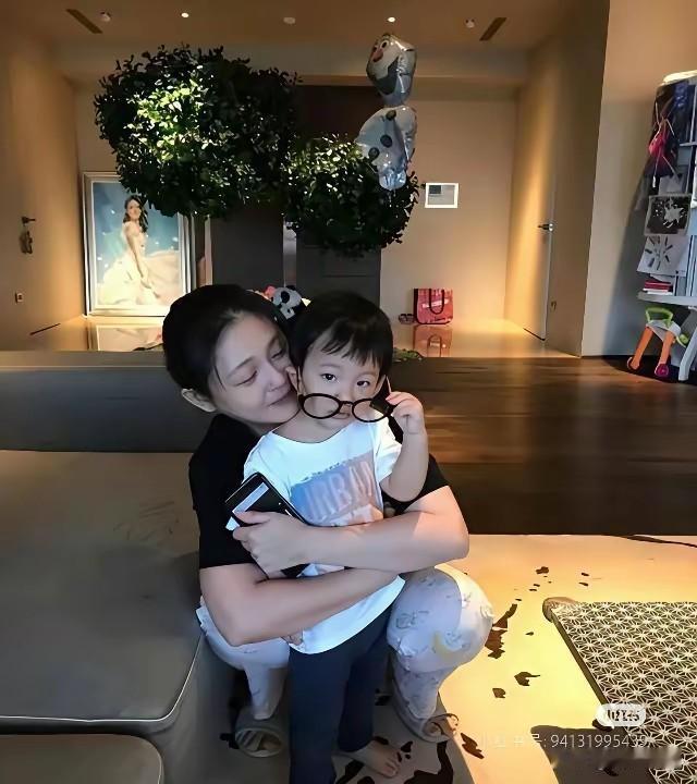 关于汪家的“二汪”
很多网友都说每次看到
玥儿都觉得她郁郁寡欢
弟弟小菻菻就开心