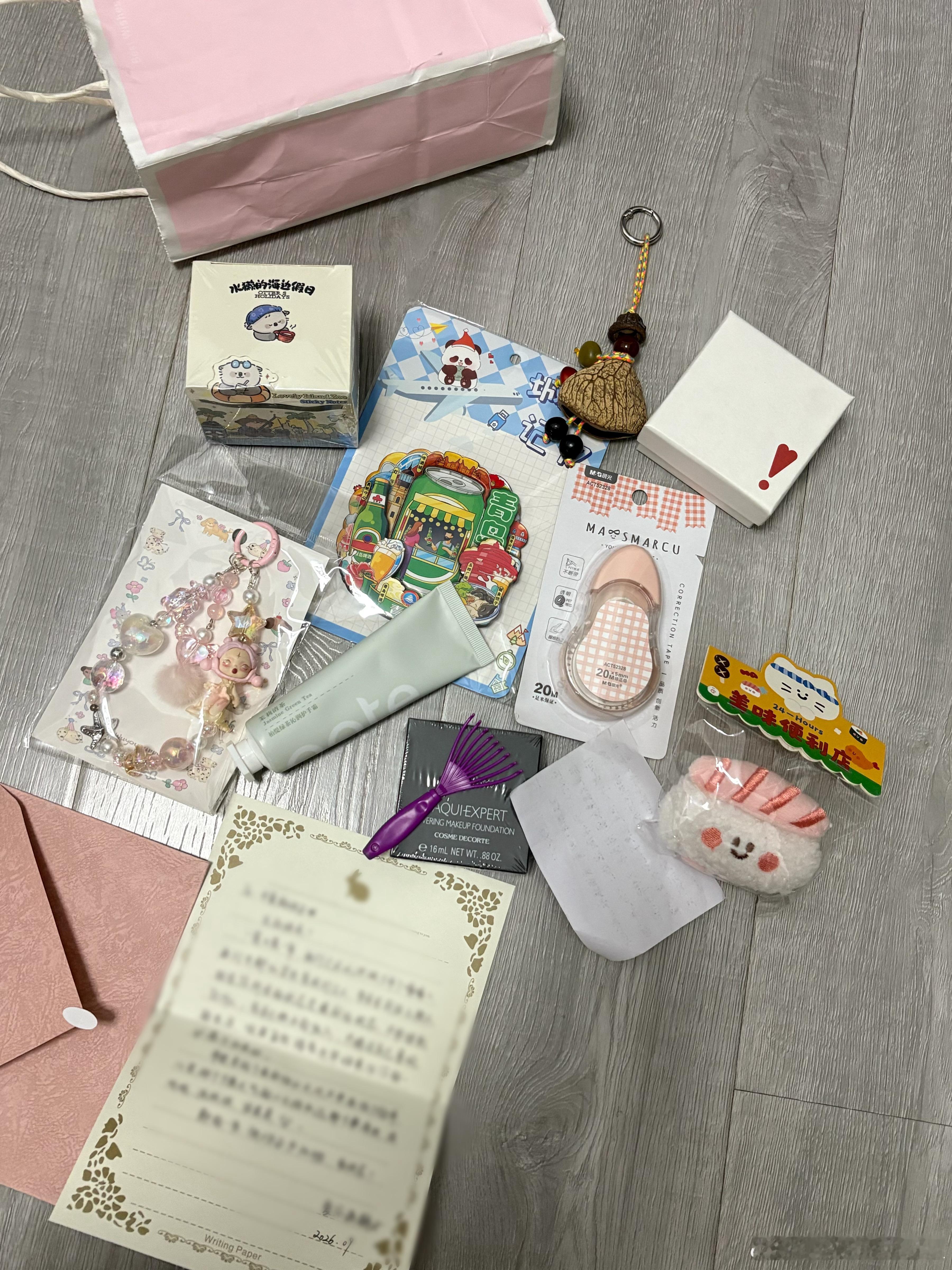 是魏子给我准备的生日礼物啦零零碎碎的小物件好喜欢！今天上班还把一些用得上的东西带