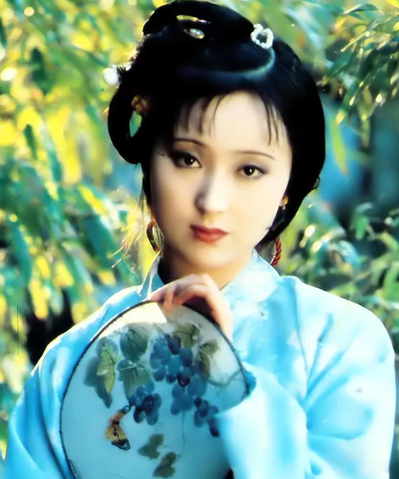 中国古典小说NO.1，毫无疑问《红楼梦》
1987年，《红楼梦》搬上荧幕，称得上