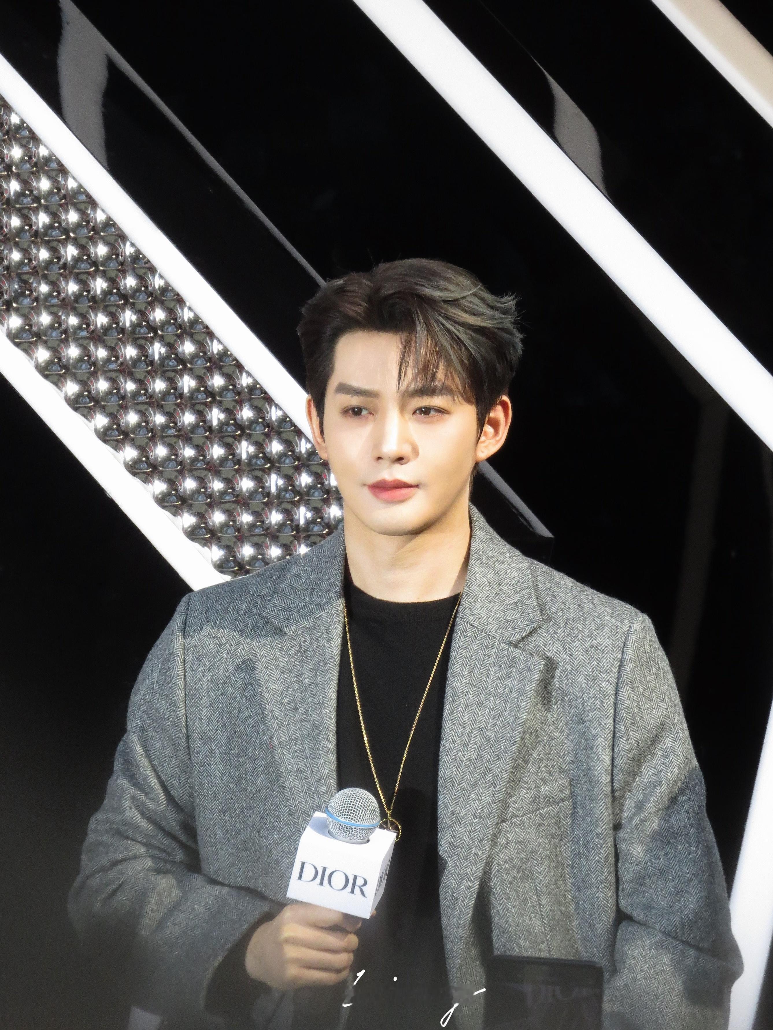 哥哥权威生图真绝了顶住了强光 还那么帅邓为所愿皆实现 ·邓为0226生日快乐