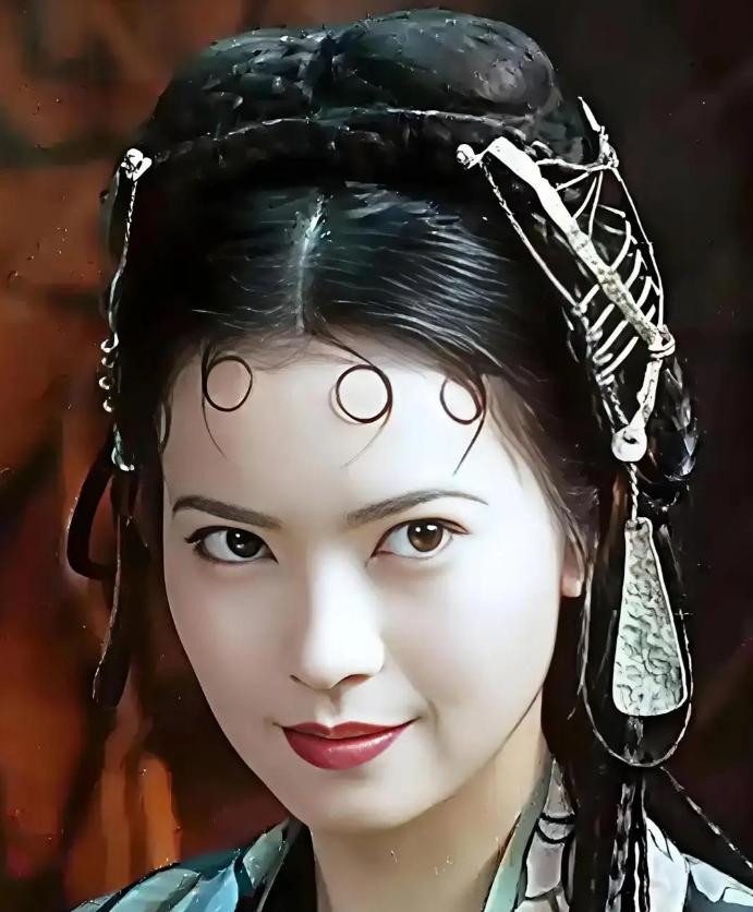 2012年，刘德华托人给蓝洁瑛送去10万港币。当晚，她把钱塞进背囊，去赤柱酒吧喝