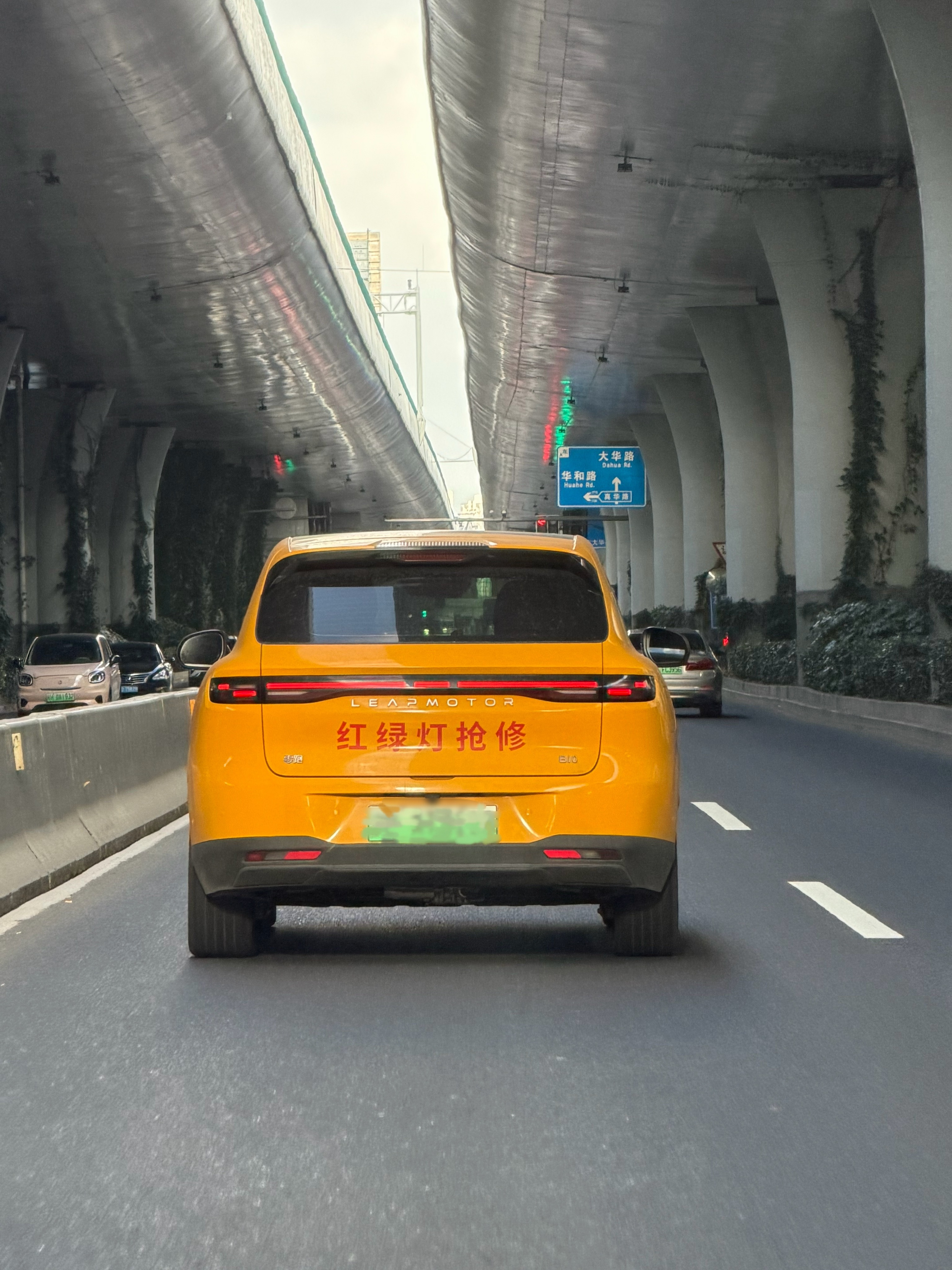 路上偶遇一台零跑B10红绿灯抢修车以前印象里的市政抢修车都是面包车，现在用上零跑