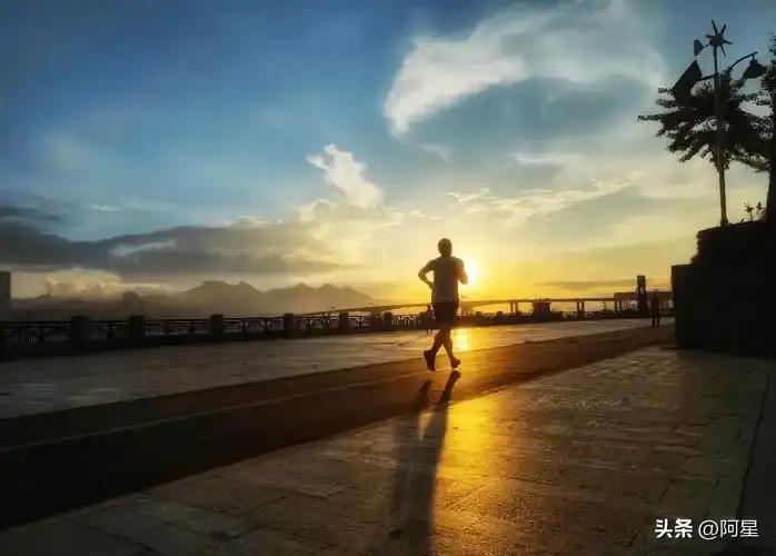 中年人的“续命运动”：不拼跑量、不追铁片，把身体从“报废边缘”拉回巅峰的3种黄金