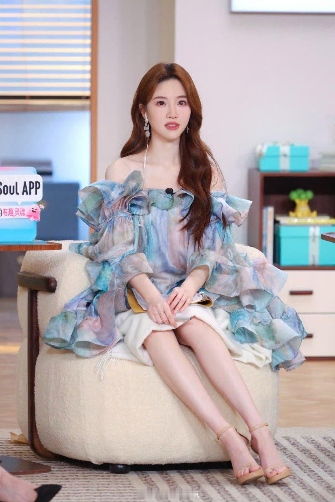 张纯烨这玉足，怪不得她每条微博的评论区都要彻底沦陷啊[舔屏][舔屏][舔屏][舔