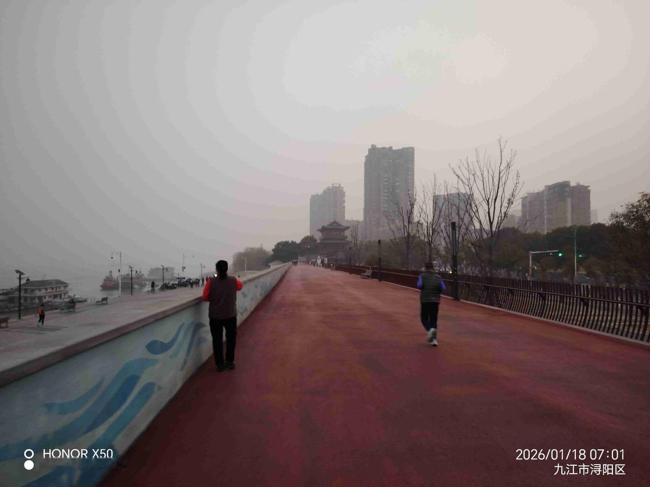 我的今日状态：😁轻松愉快
我这里的天气：🌤️多云2026年1月18日长江岸边