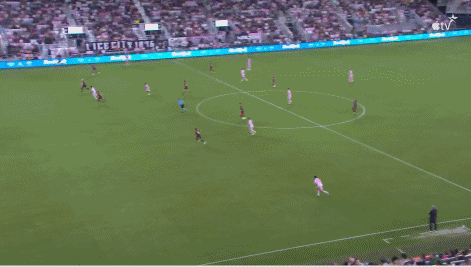 这是什么鬼进攻套路？[震惊]不会是梅西瞎指挥的吧？[笑哭]边传边，交给中路，再沿