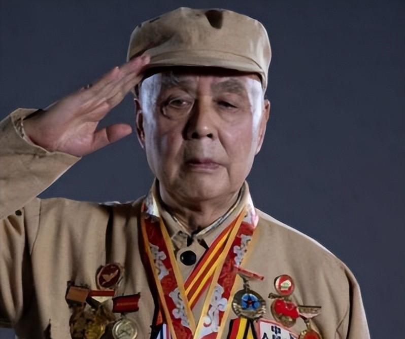 1952年，上甘岭阵地上，16岁战士唐章洪突然尿急，他索性对着迫击炮尿了起来，没