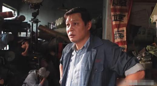 看台上的喊声一浪接一浪，水晶宫俱乐部的更衣室门口，队长袖标系在一名中国球员的手臂