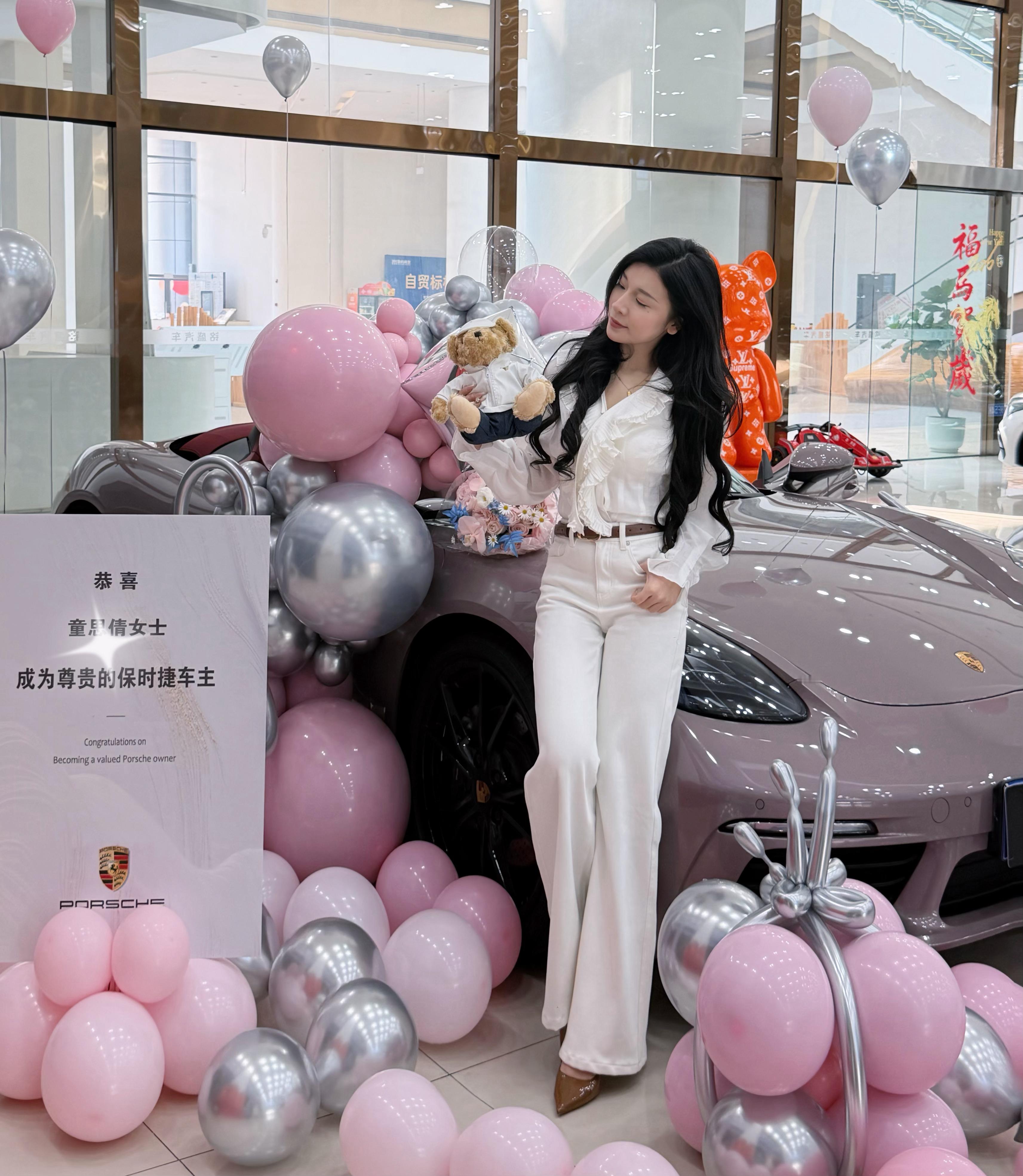 果然这个冰莓粉的保时捷718敞篷就适合女生来开又是个美女车主 厦门