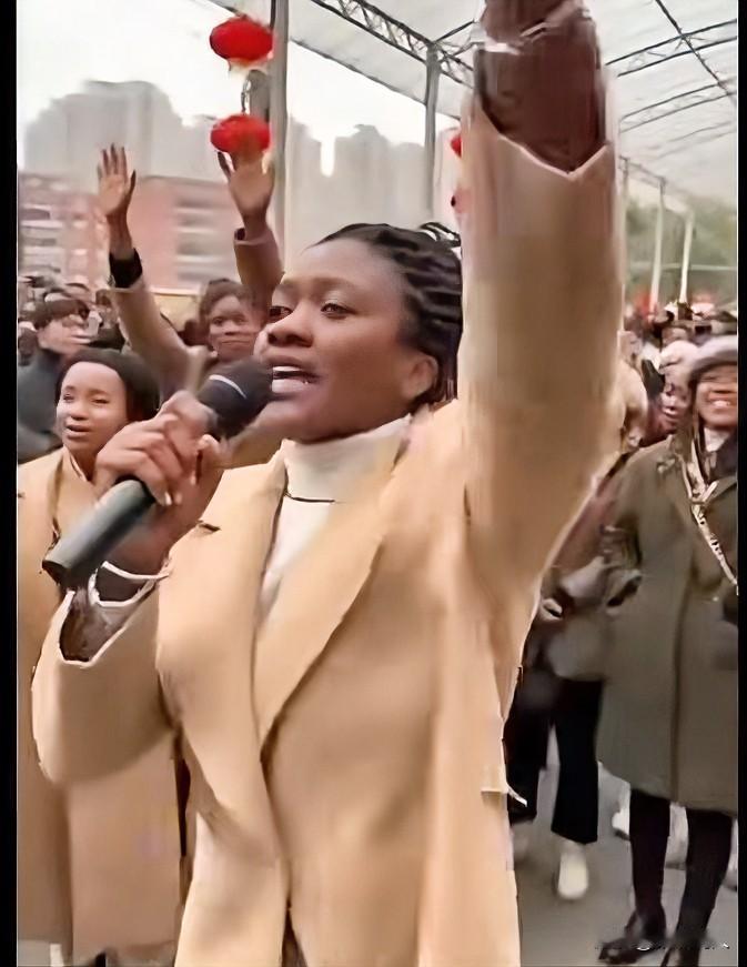 刚看到一个视频，一位非洲美女带领一群非洲姑娘在视频里大声呼吁：“强大的中国，我们
