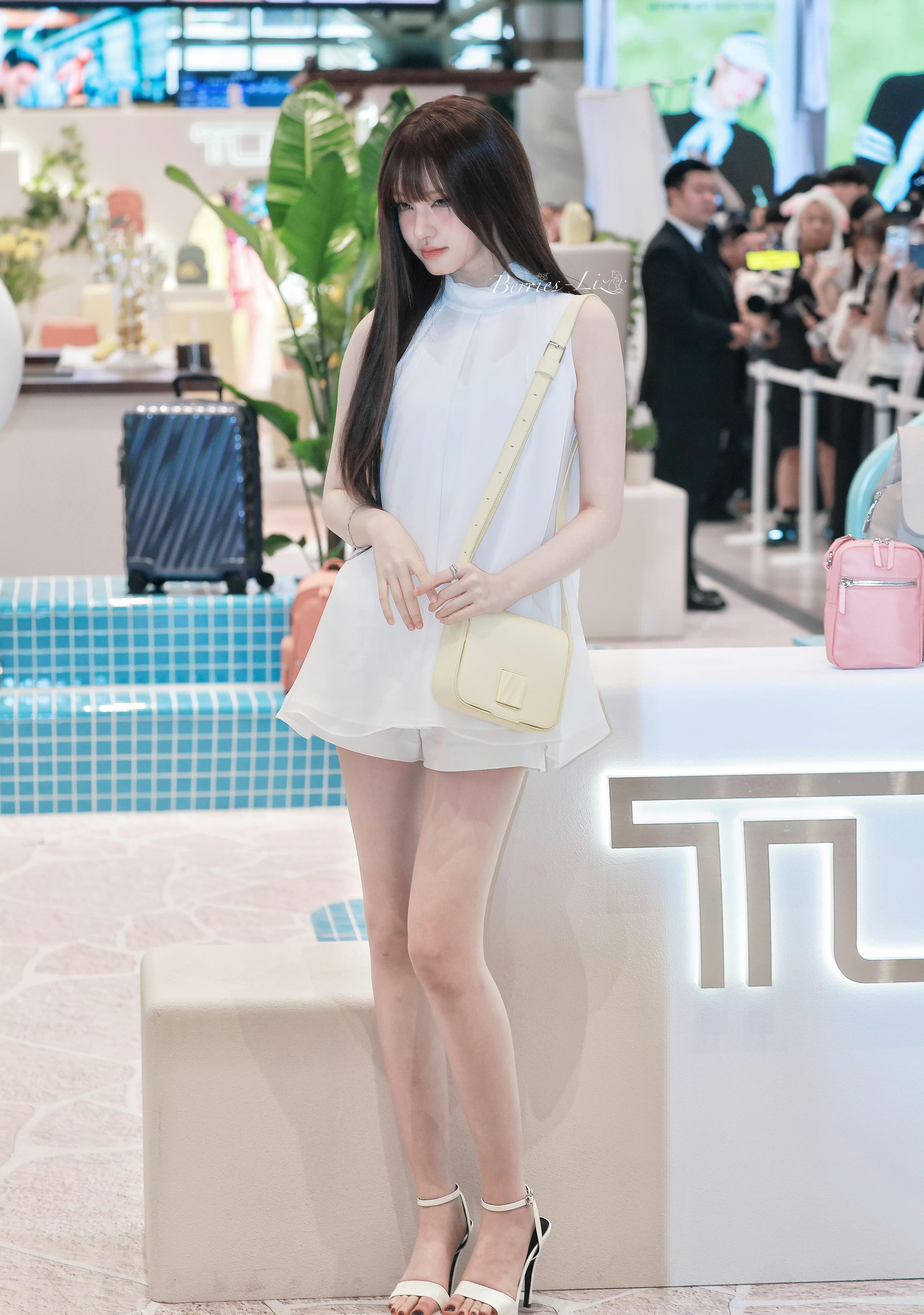 栗好适合这种眸光流转的美瞳……一秒爱上（这个人中画的太夸张了吧） 