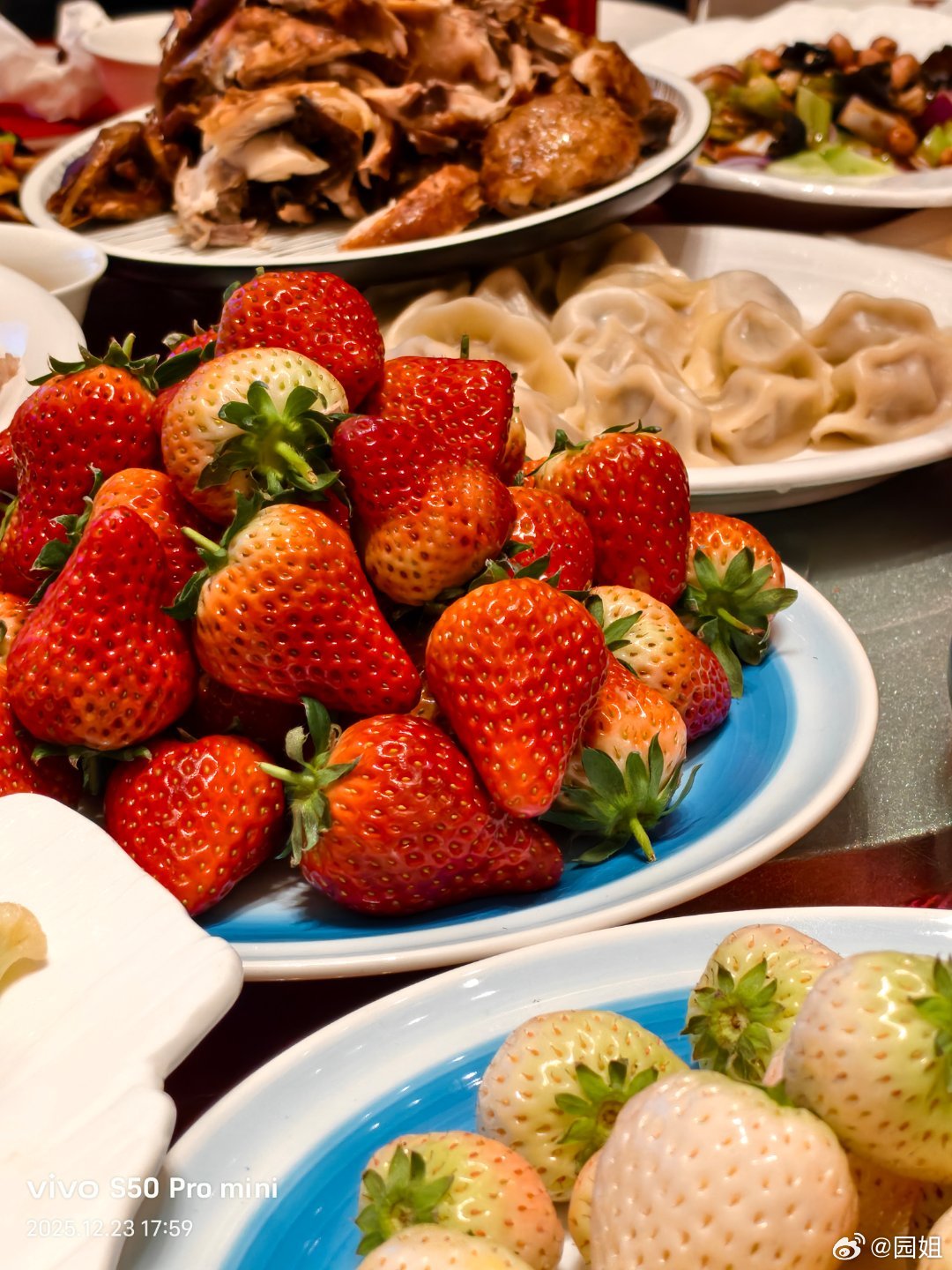 丹东聚会的餐桌上离不开草莓，但是白草莓是很少见的