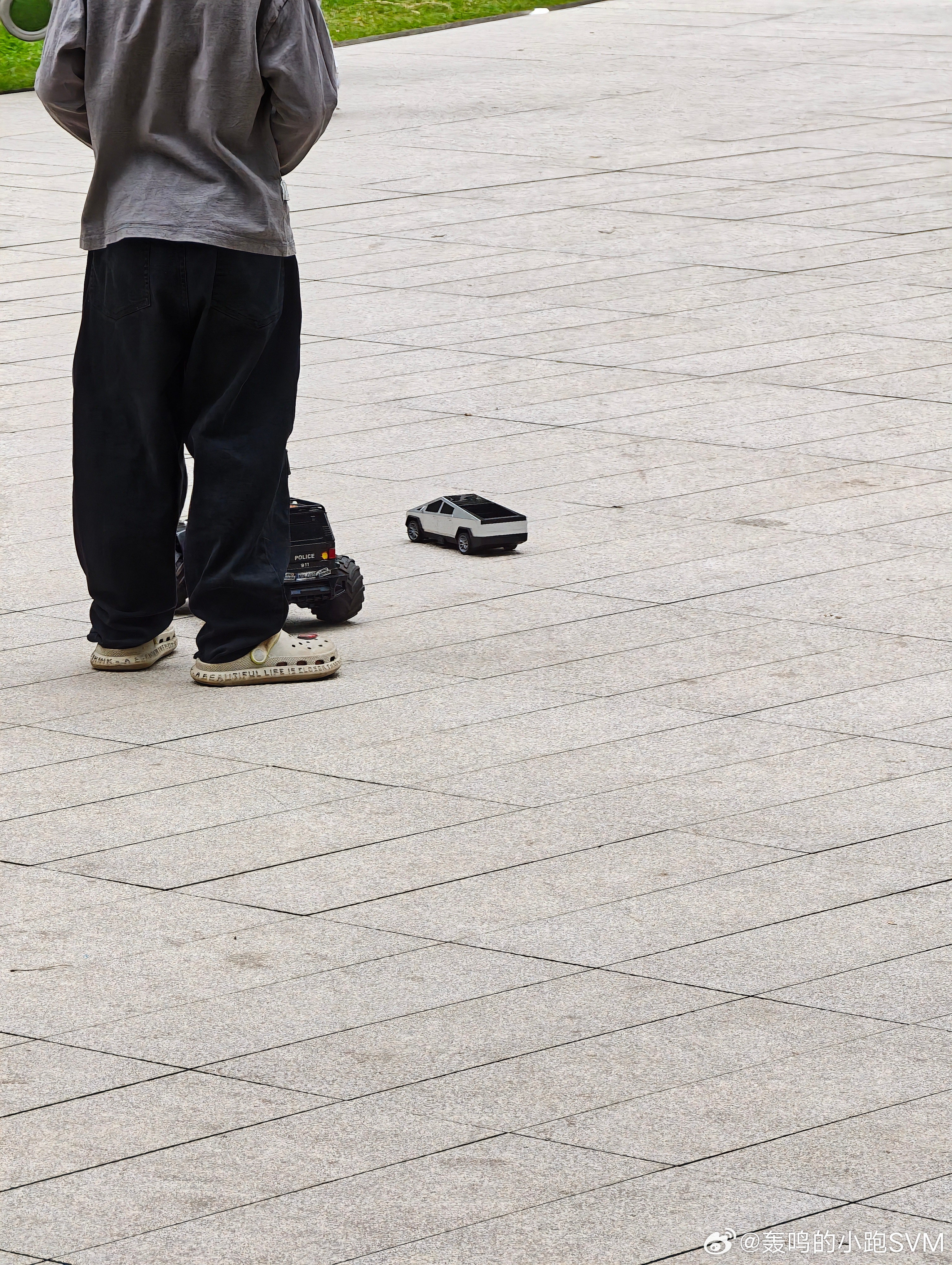 特斯拉的cybertruck，是开售了啊。邻居的小孩哥已经提车了。 特斯拉