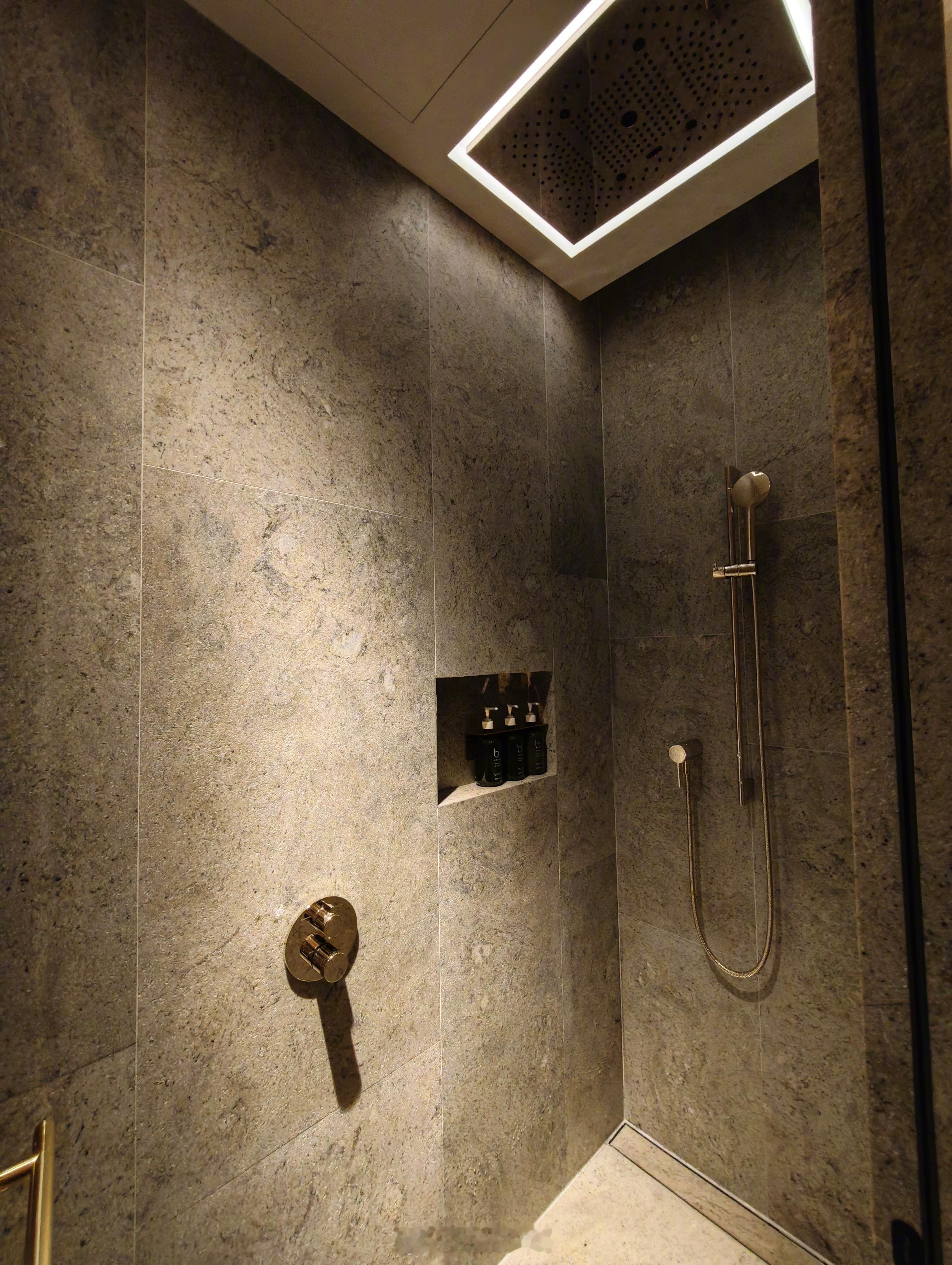 【国泰寰宇堂头等休息室4.22焕新启幕】今天，国泰在香港机场向媒体介绍了全新升级