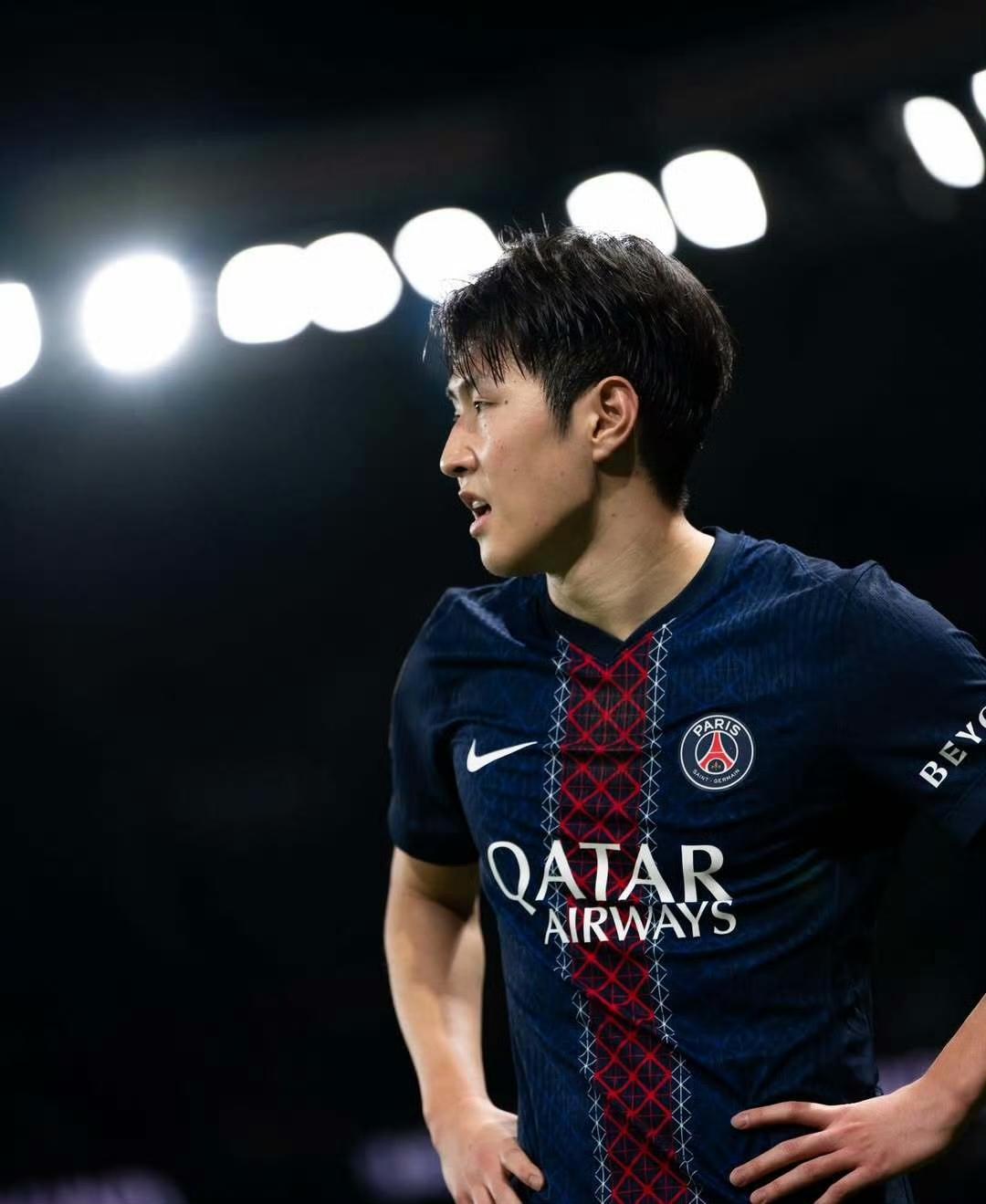 25岁的李刚仁当选了2025年韩国足球先生。作为巴黎圣日耳曼的中场万金油，上赛季