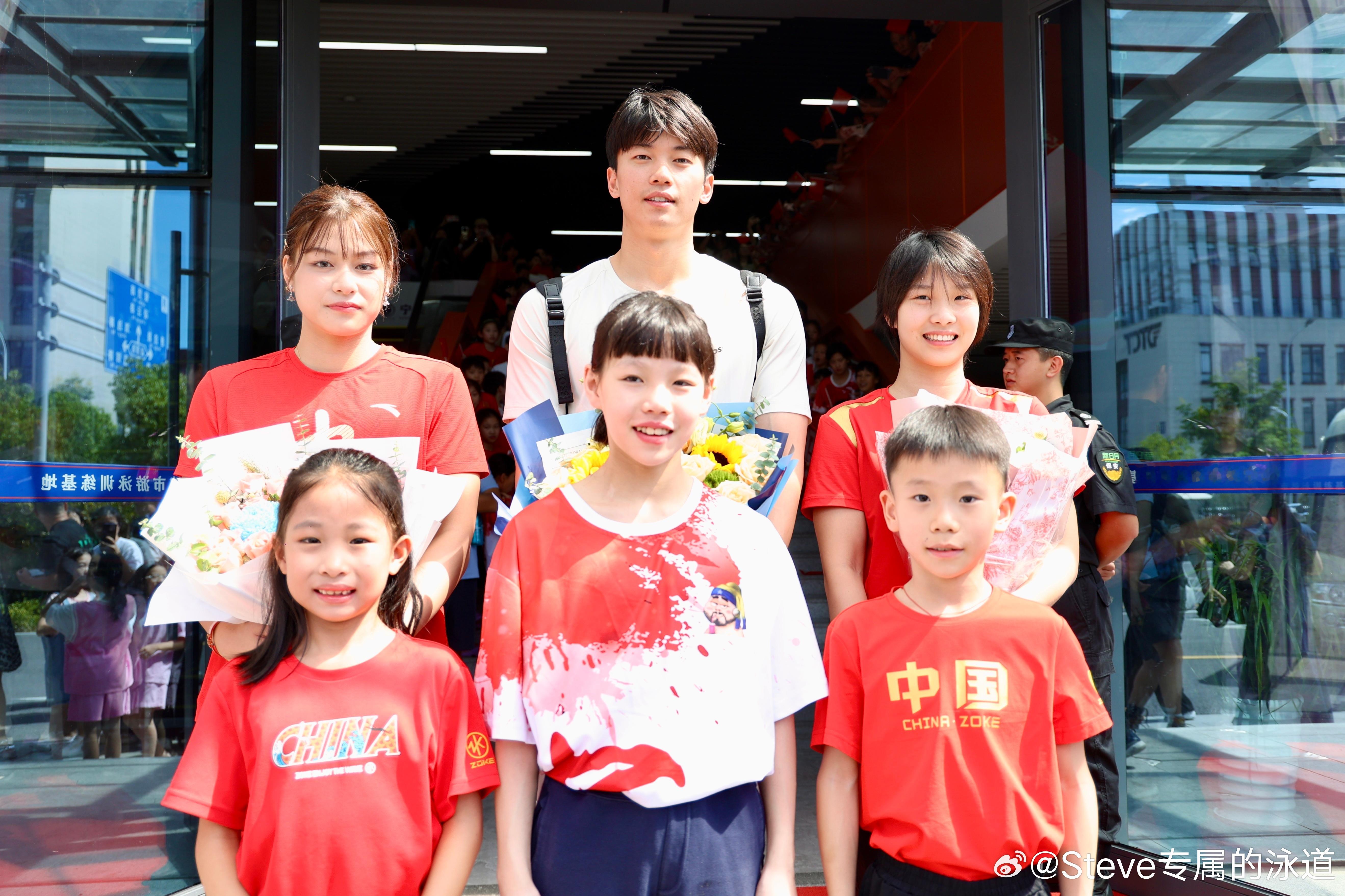 #汪顺[超话]#[全力以赴]#顺流而上#|宁波奥运泳将们回家！8月21日上午，在