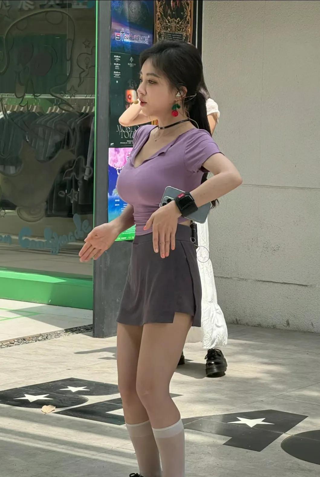 成都东郊记忆偶遇冯提莫户外直播
是不是一米五都不到啊，感觉好娇小
感觉虽然个子很