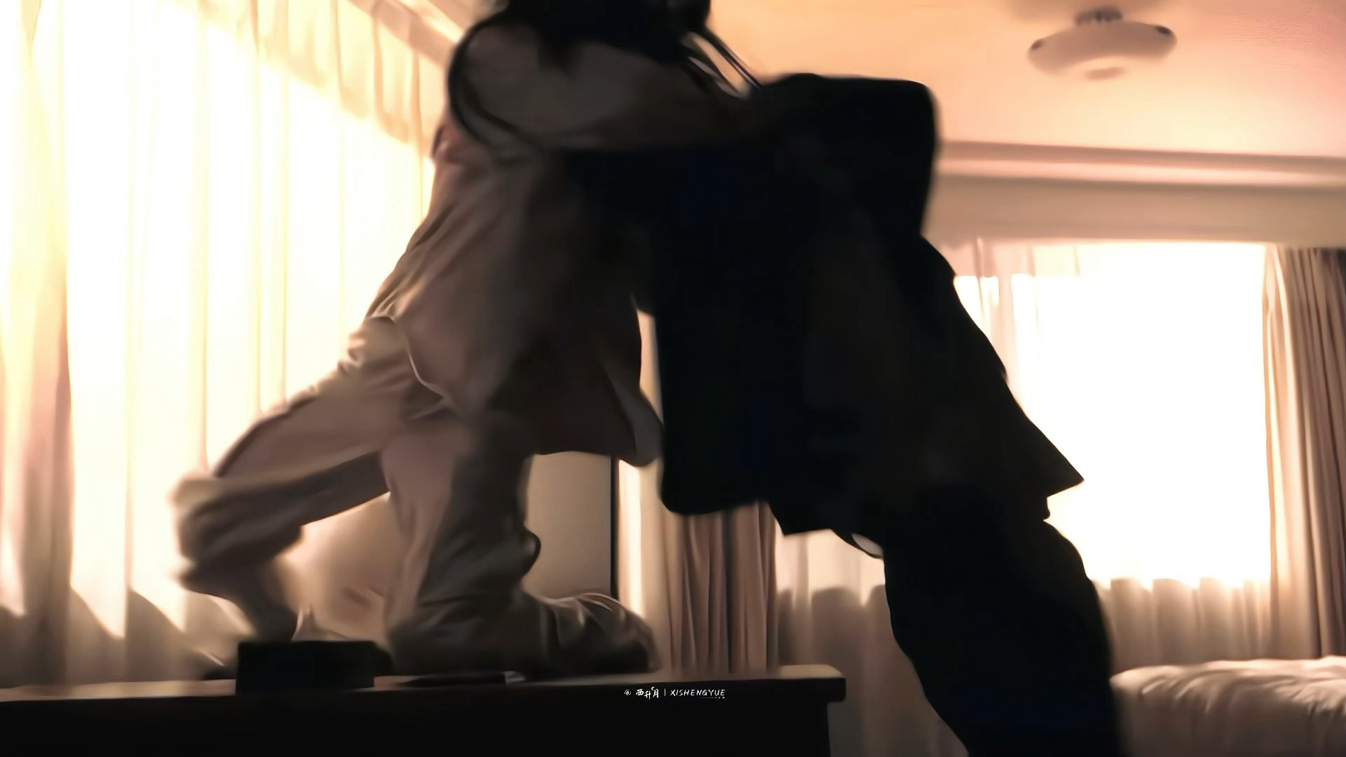 我擦第一集就被被聂九罗一步跨上桌子反杀给帅晕了、、腿长是这么用的吗