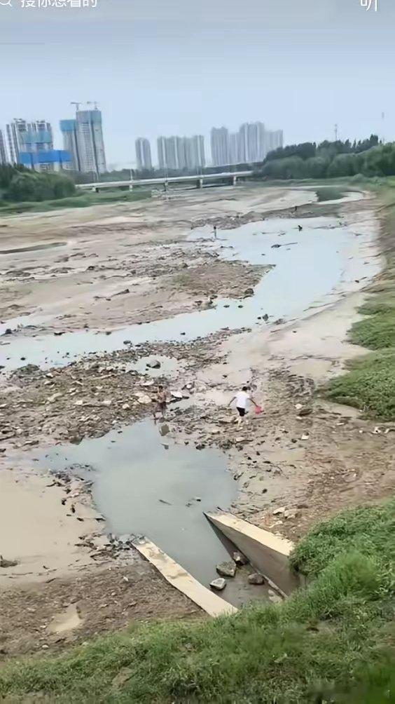 郑州前两天贾鲁河洪水汹涌，今天有网友发现没水了，不知什么缘故，贾鲁河只有雨季才有