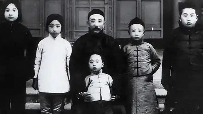 张作霖到底有没有第九子张学忠？
大家来评评理！张学忠非说自己是张作霖第九个儿子，