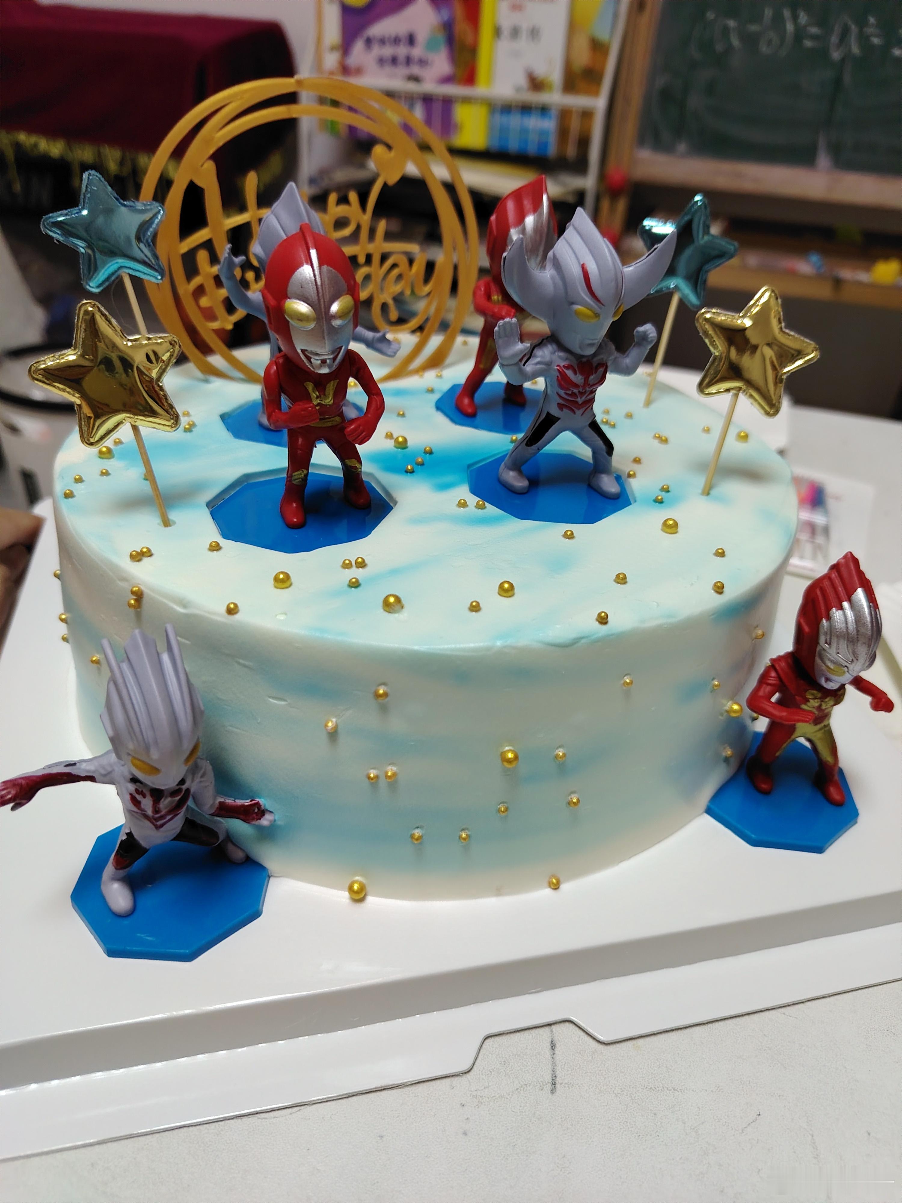 奥特曼蛋糕(˘ڡ˘)🍰满足了帅哥的心愿。小帅哥问爸爸要礼物，你都没给我买，要不