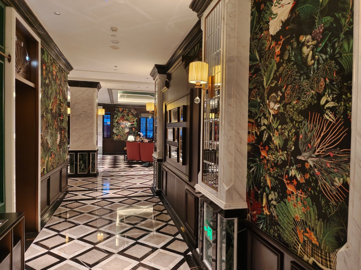 今天打卡南京中央饭店，据说南京和北京曾经争过中央饭店的名字，最后... 