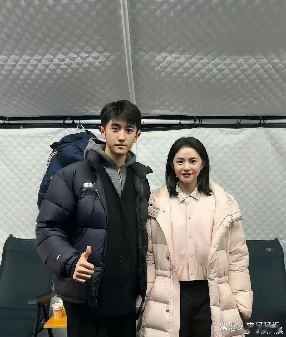 难怪能被张艺谋一眼看中！刘浩存颜值气质出众，五官精致灵动，身材比例更是格外出彩 