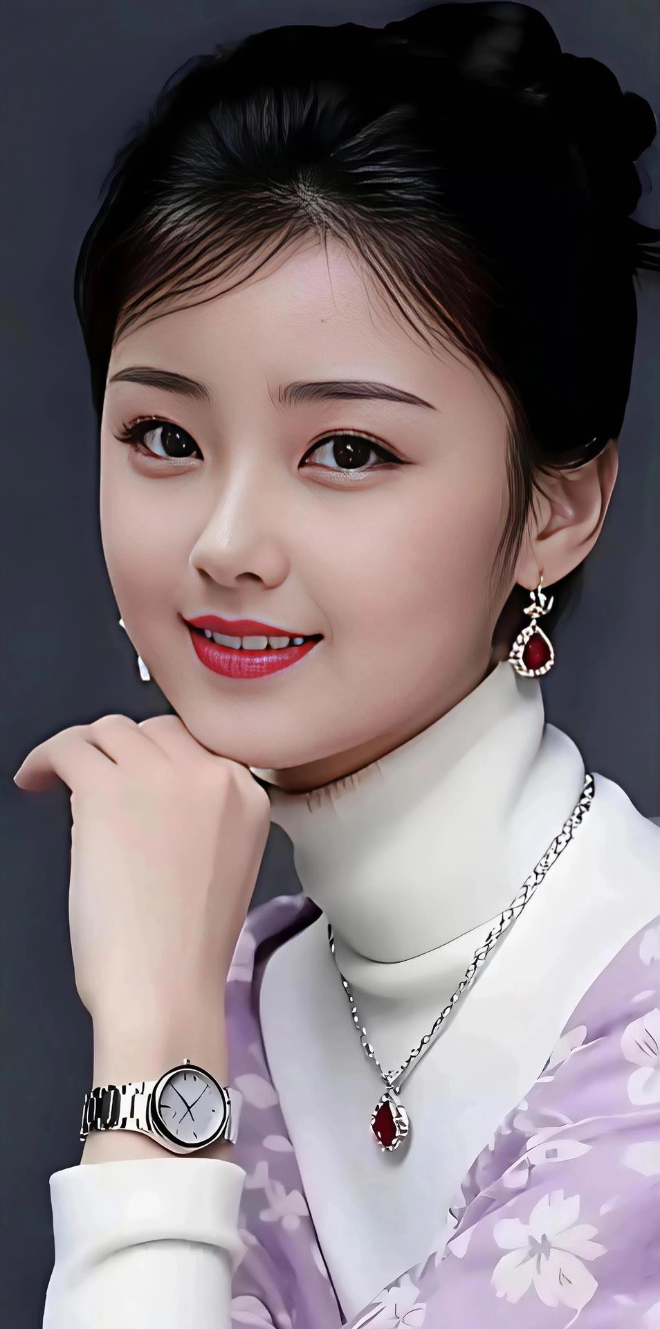 优雅气质，珠宝闪耀，时尚穿搭，尽显魅力！