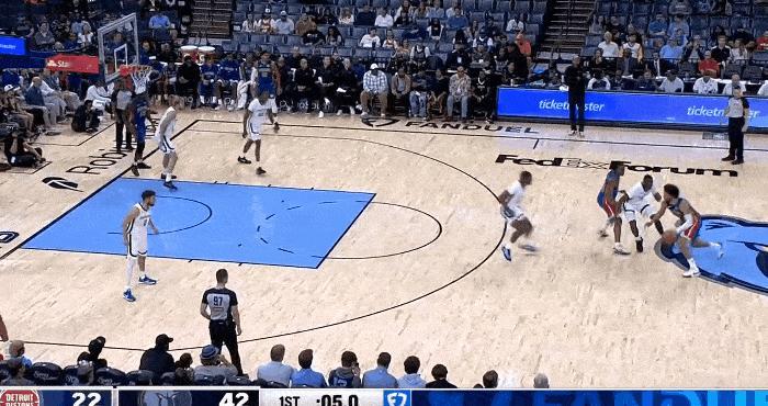还在进步！坎宁安这招骑马射箭可还行？
在今天NBA季前赛活塞对阵灰熊的第一节比赛