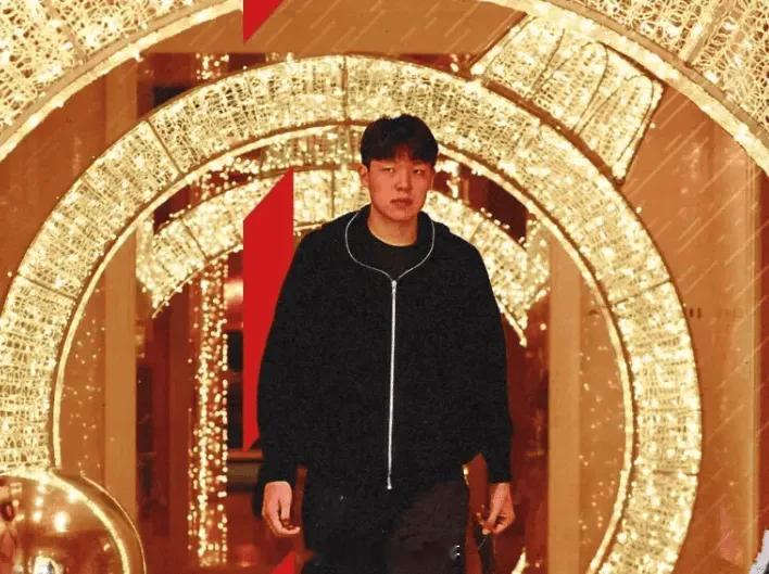 11月22日讯 NBA杯小组赛，开拓者127-123战胜勇士。开拓者球员杨瀚森本