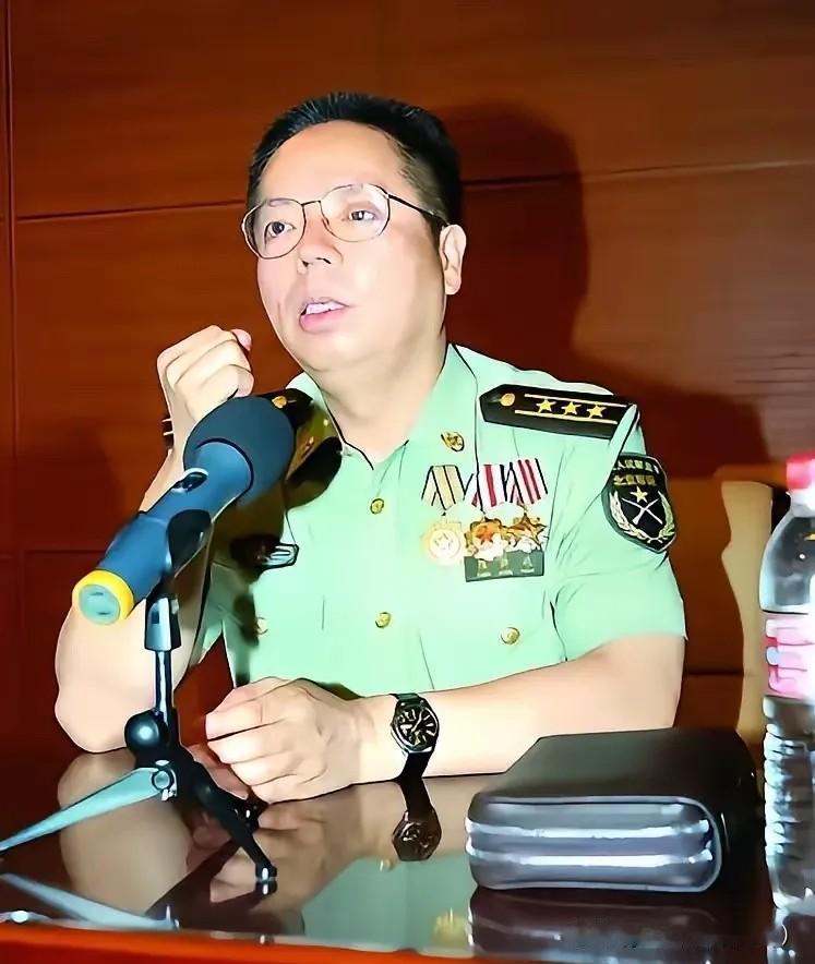 他一人杀穿越军指挥所失去左眼，却三次拒住新房，老板给钱不要

爆炸把他掀下悬崖。