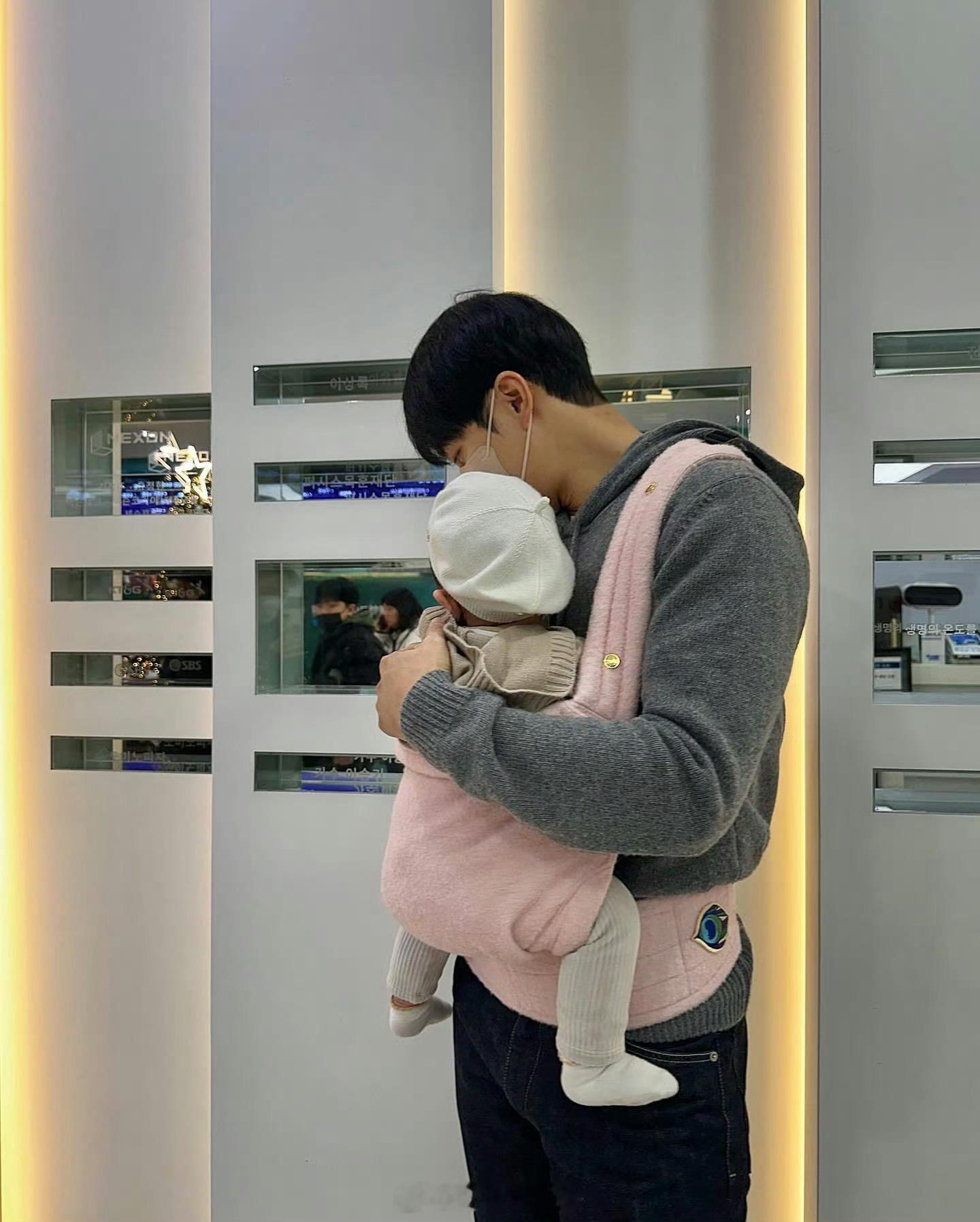 李昇基晒和女儿合照  李昇基抱女儿外出 女儿好可爱，父女俩合照太温馨了 