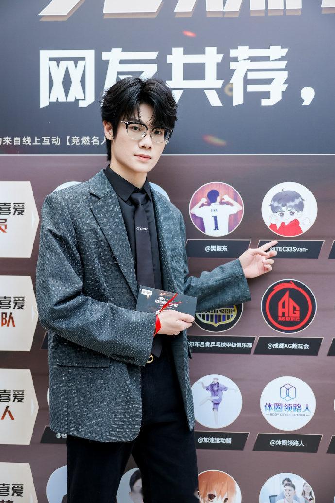 Oo3指了指自己 并说“我最棒” 